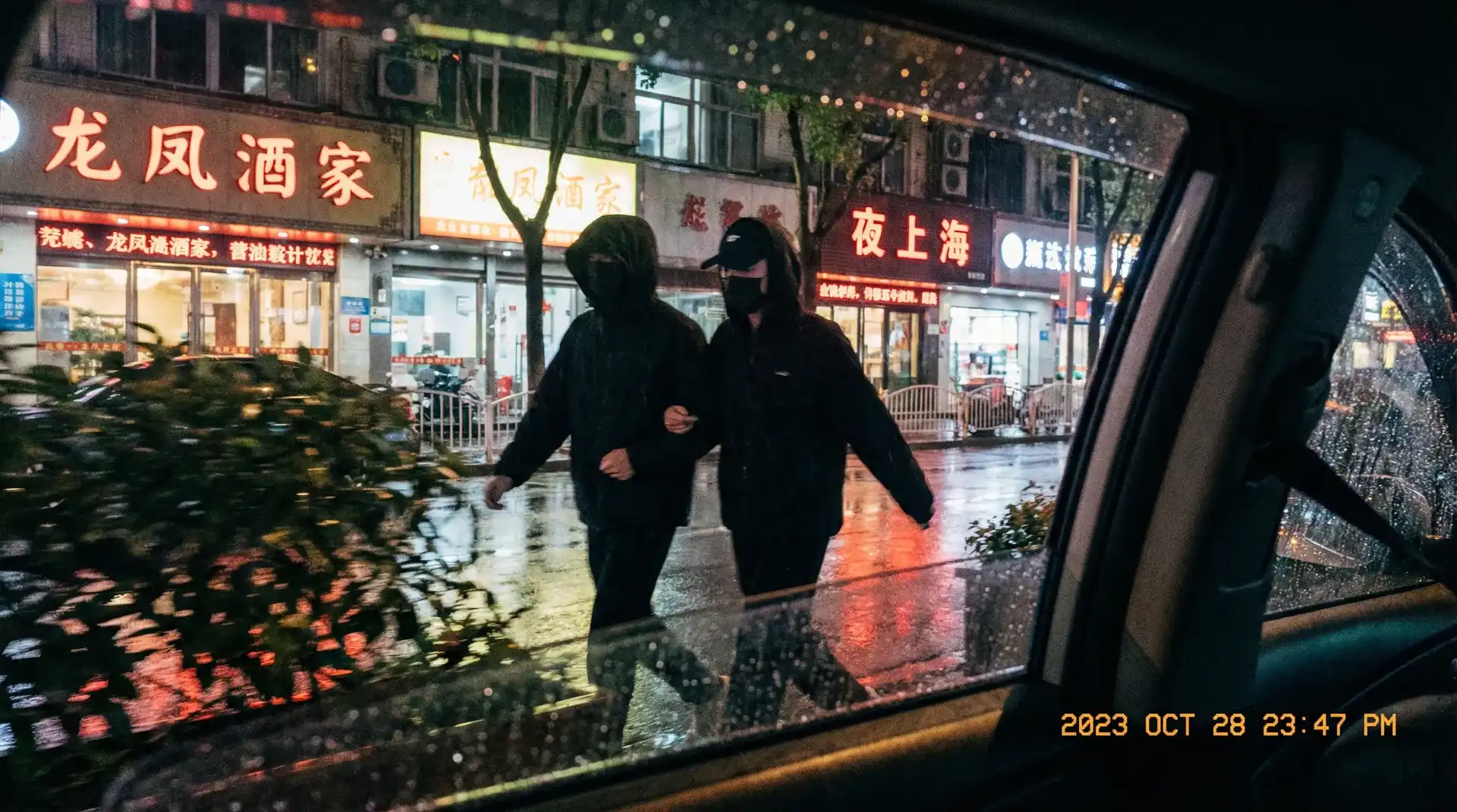 今日看料 - 持续更新推荐，发现更多相关内容 - 顶流明星深夜密会现场抓拍照片